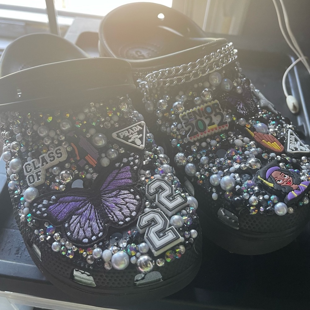 Amazing, Bedazzled Class of 2022 🎉🎉 themed black platform Crocs. Size 8 women